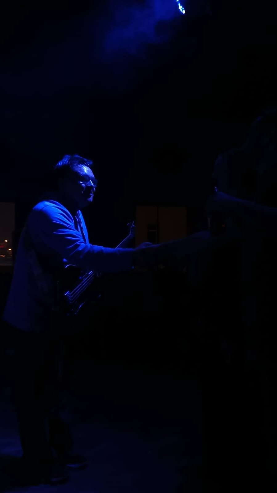 La banda tocando en vivo en un escenario